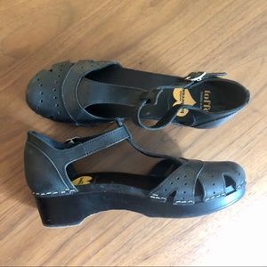 Swedish Hasbeens t-strap clog